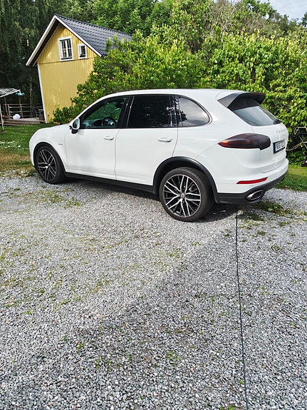 Porsche Cayenne 4 of 5