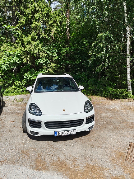 Porsche Cayenne 2 of 5