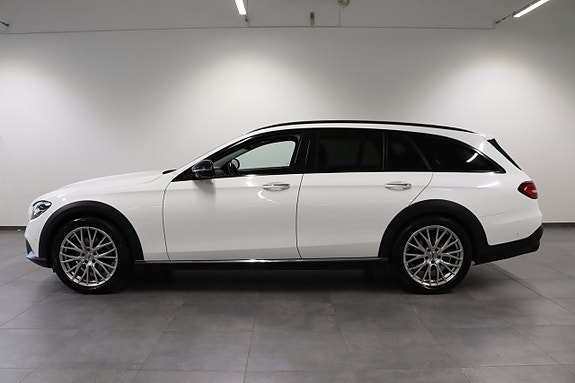 Mercedes-Benz E220 3 of 5