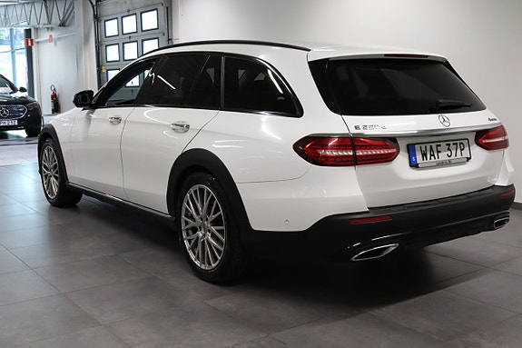 Mercedes-Benz E220 4 of 5
