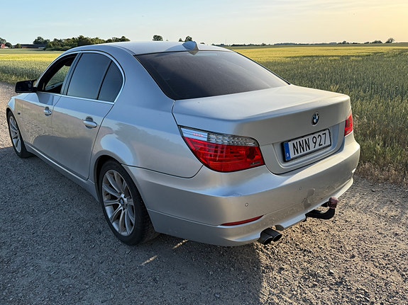 BMW 523i 2 of 5