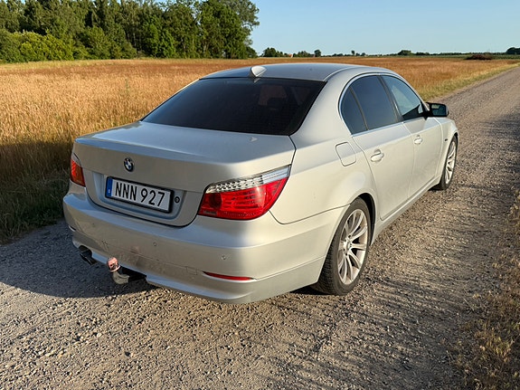 BMW 523i 3 of 5