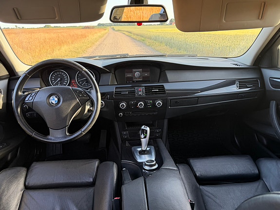 BMW 523i 4 of 5