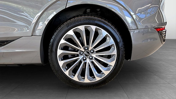 Audi Q8 6 of 22