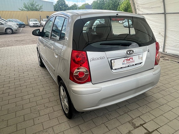 Kia Picanto 2 of 17