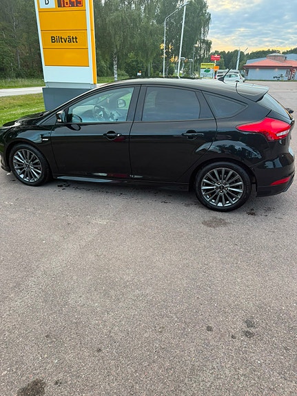 Ford Focus 2 of 5