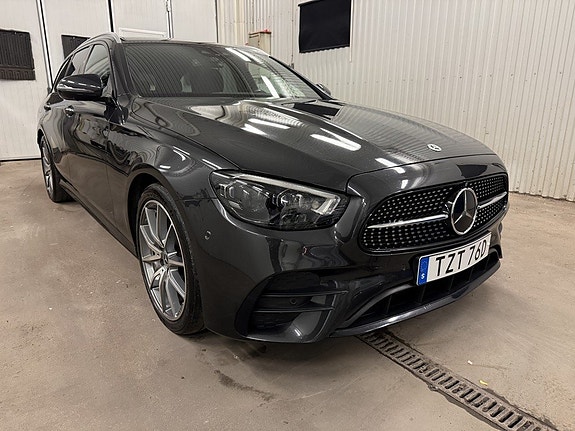 Mercedes-Benz E220 3 of 5