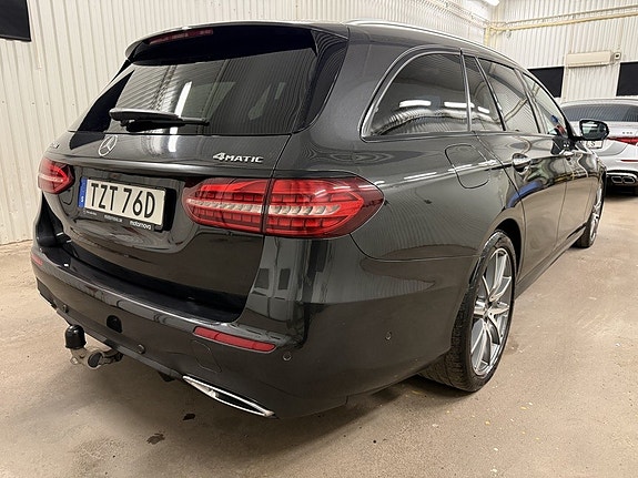 Mercedes-Benz E220 4 of 5