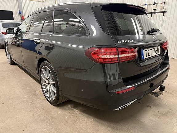 Mercedes-Benz E220 2 of 5