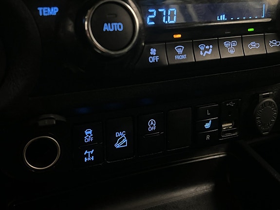 Toyota HiLux 28 of 30