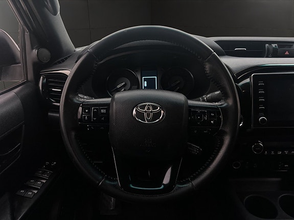 Toyota HiLux 13 of 30