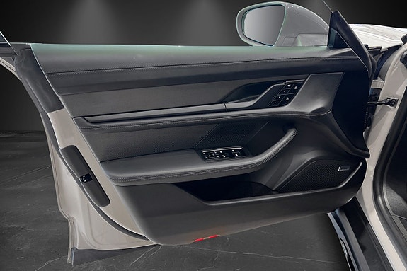 Porsche Taycan 12 of 27