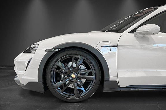 Porsche Taycan 10 of 27