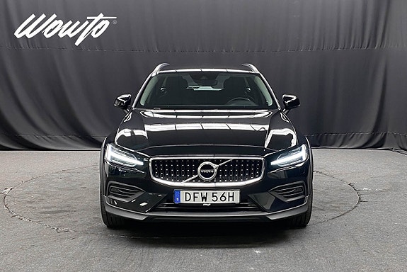 Volvo V60 Cross Country 2 of 5