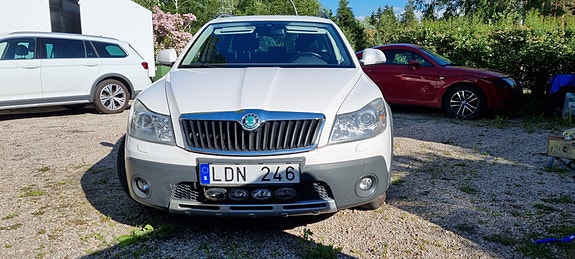 Skoda Octavia Scout 2 of 5