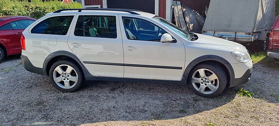 Skoda Octavia Scout 3 of 5