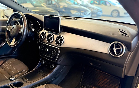Mercedes-Benz CLA220 13 of 18