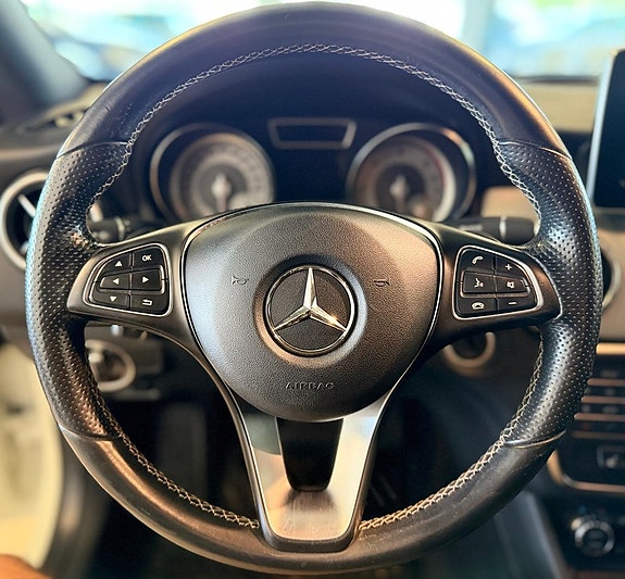 Mercedes-Benz CLA220 11 of 18