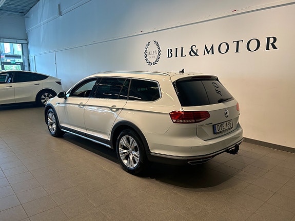 Volkswagen Passat Alltrack 2 of 5