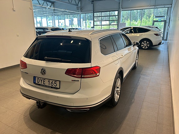 Volkswagen Passat Alltrack 3 of 5