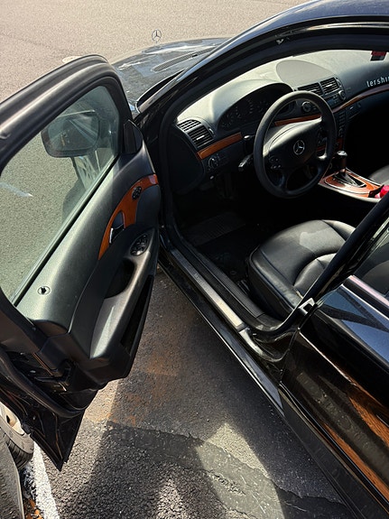 Mercedes-Benz E200 4 of 5