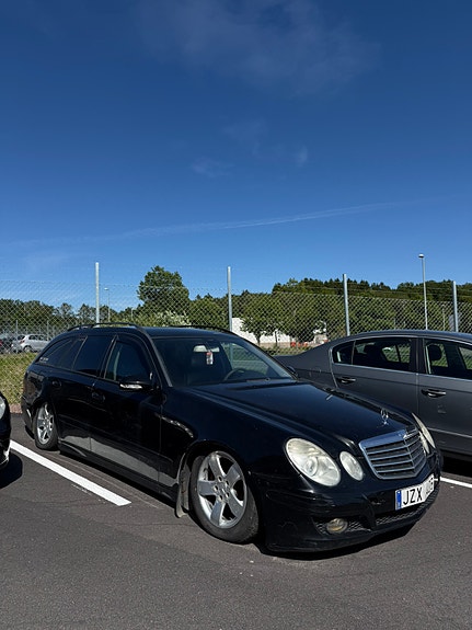 Mercedes-Benz E200 2 of 5