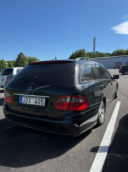 Mercedes-Benz E200 3 of 5
