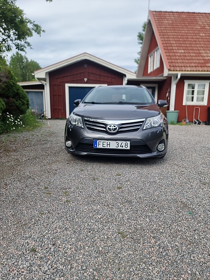 Toyota Avensis 2 of 5