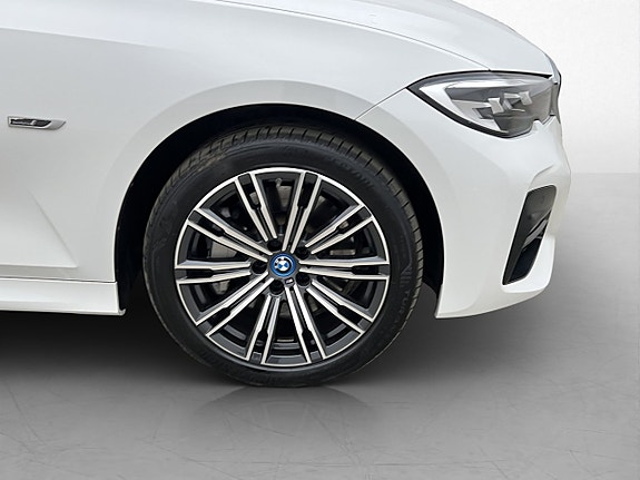 BMW 330e 29 of 30