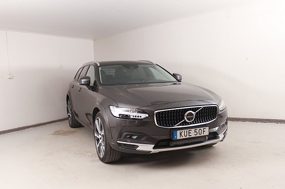 Volvo V90 Cross Country 2 of 5
