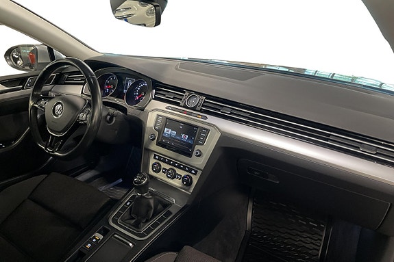 Volkswagen Passat 15 of 30