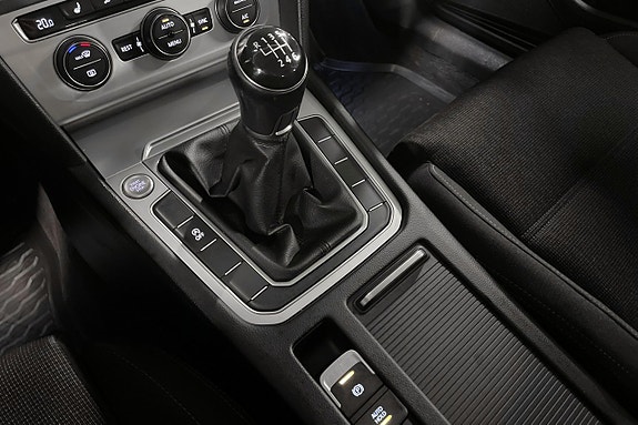 Volkswagen Passat 22 of 30