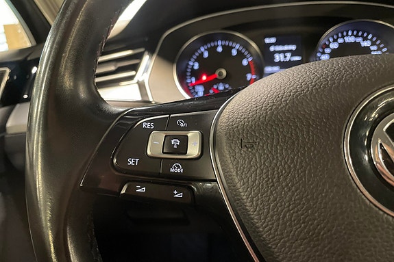 Volkswagen Passat 23 of 30