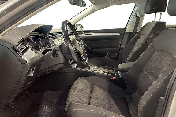 Volkswagen Passat 13 of 30