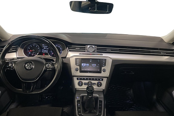 Volkswagen Passat 11 of 30