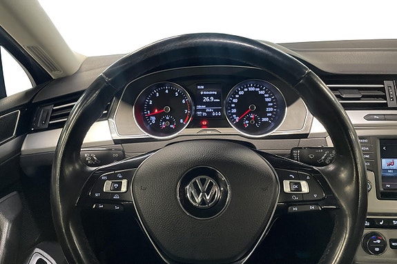 Volkswagen Passat 12 of 30