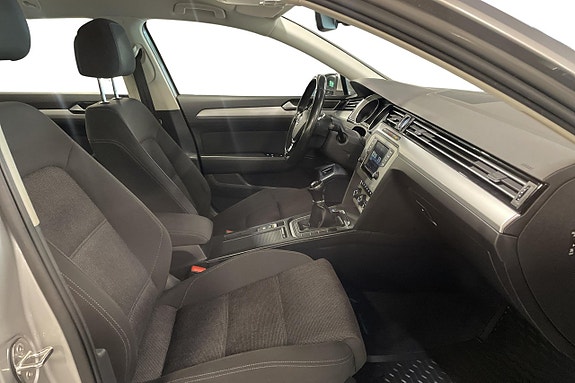 Volkswagen Passat 14 of 30