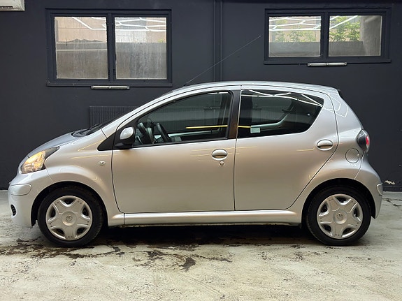 Toyota Aygo 2 of 5