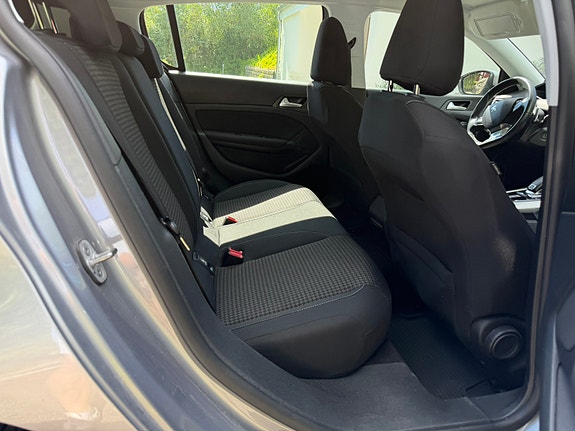 Peugeot 308 4 of 5