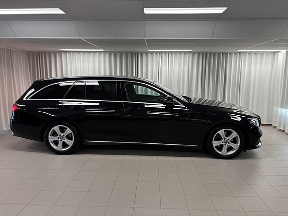 Mercedes-Benz E200 3 of 5
