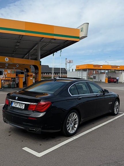 BMW 730 3 of 5