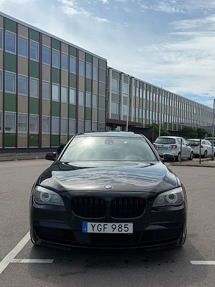 BMW 730 2 of 5