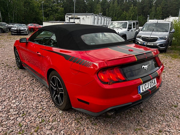 Ford Mustang 4 of 5