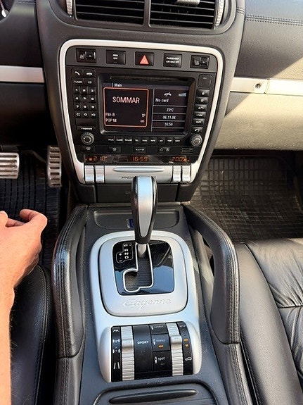 Porsche Cayenne Turbo 9 of 13