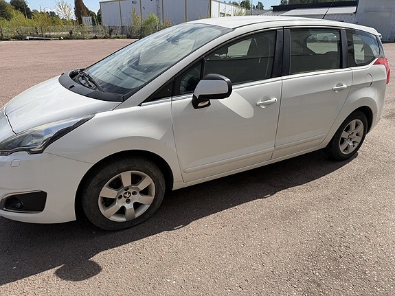 Peugeot 5008 2 of 5