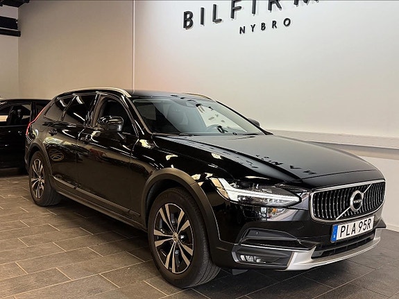 Volvo V90 Cross Country 2 of 5