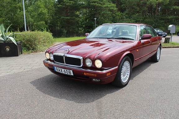 Jaguar XJ 2 of 15