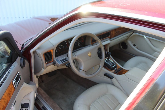 Jaguar XJ 3 of 15