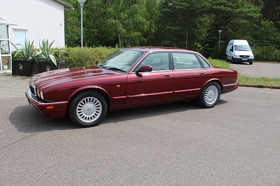 Jaguar XJ 15 of 15
