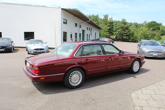 Jaguar XJ 7 of 15